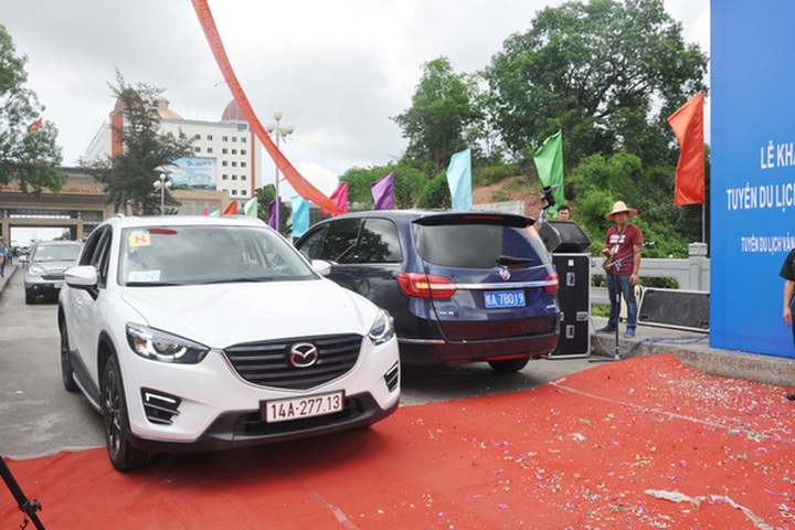 Chinese holiday-makers allowed to continue driving to Ha Long - 1