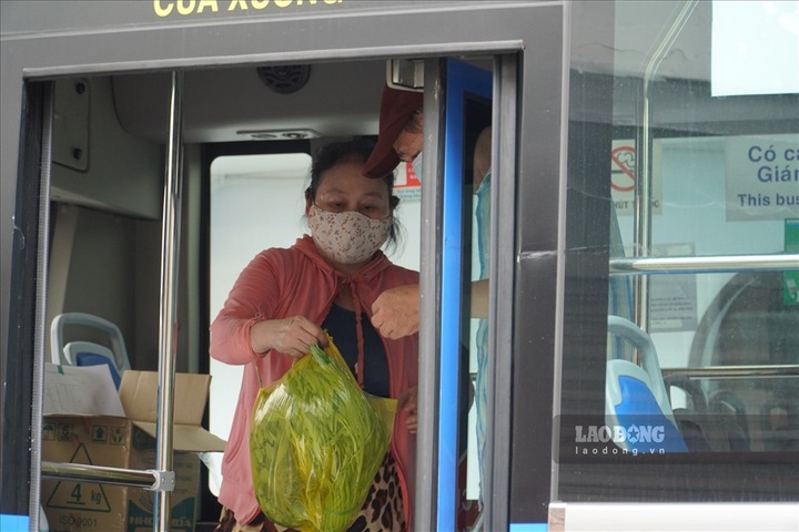 Buses turned into grocery stores in HCM City - 5