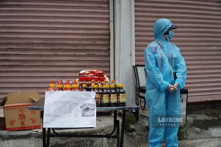 Buses turned into grocery stores in HCM City - 4