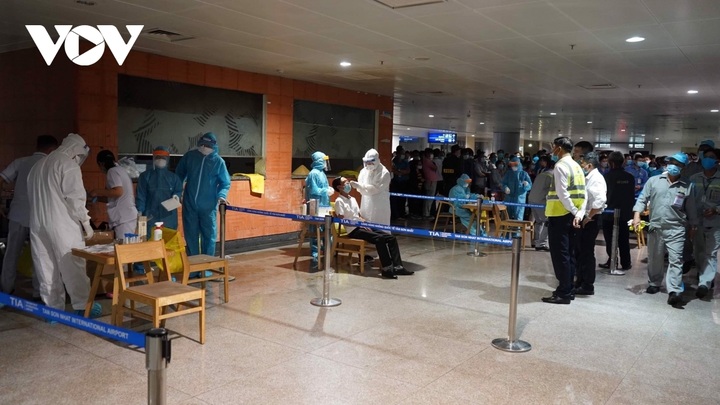 All Noi Bai airport employees test negative for SARS-CoV-2 virus - 1