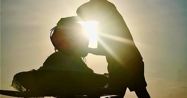 Salt farmers take advantages of hot weather - 1