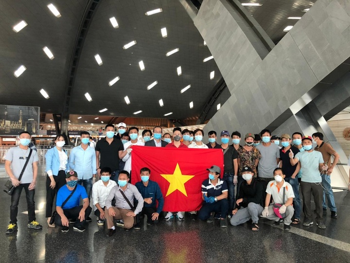 Over 260 Vietnamese citizens return from Kuwait, Qatar, and Egypt - 1