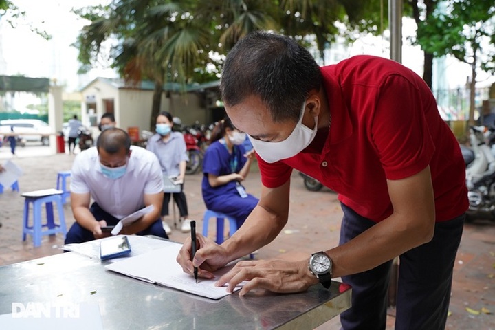 Hanoi police work overnight due to new travel regulations - 7 Hanoi police work overnight due to new travel regulations - 7