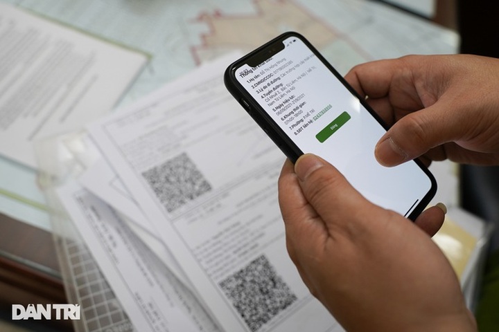 Hanoi police work overnight due to new travel regulations - 6 Hanoi police work overnight due to new travel regulations - 6