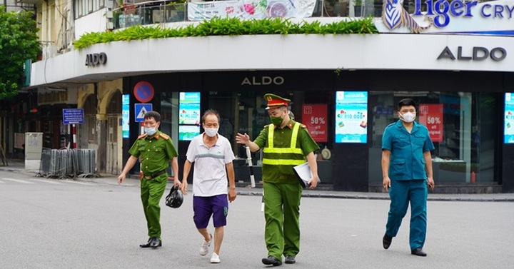 Many people in Hanoi fined for social distancing violations - 4 Many people in Hanoi fined for social distancing violations - 4