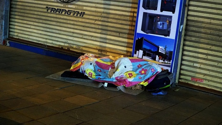 Homeless people struggle through Hanoi cold night - 1