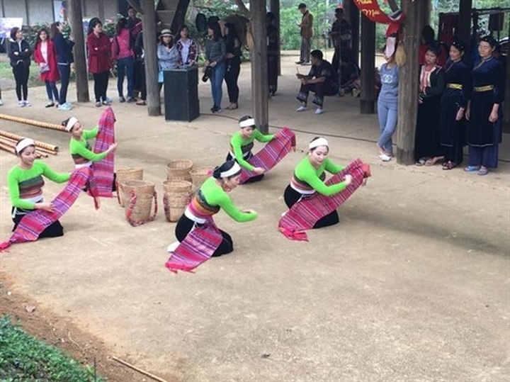 Xoe Thai seeks title of intangible cultural heritage - 1 Xoe Thai seeks title of intangible cultural heritage - 1