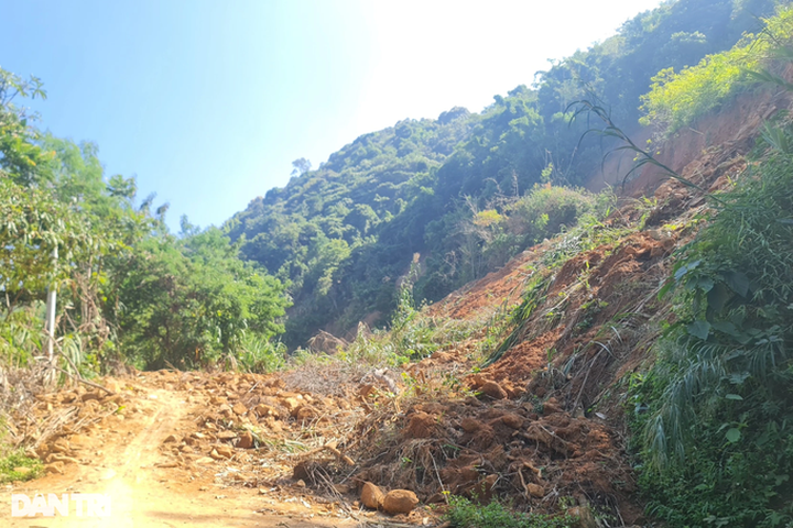 Mountainous road in Nghe An severely damaged after flash floods - 3