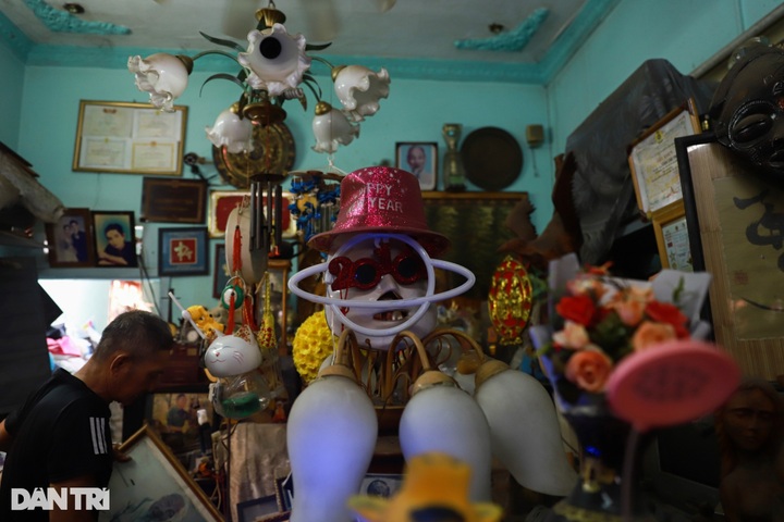 HCM City waste collector boasts antique collection - 4