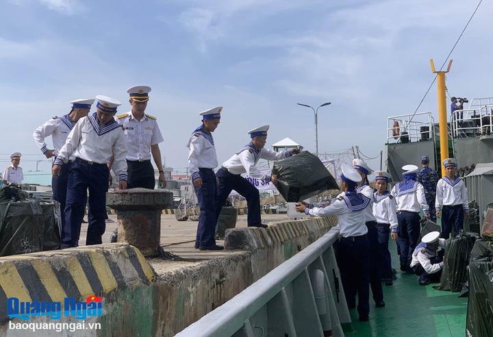 Delegation brings Tet gifts to offshore soldiers - 2