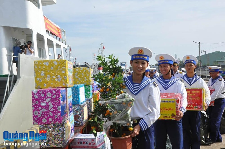 Delegation brings Tet gifts to offshore soldiers - 3