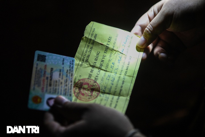 Many Hanoians fined for going out at night without travel permits - 5 Many Hanoians fined for going out at night without travel permits - 5