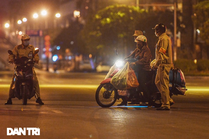 Many Hanoians fined for going out at night without travel permits - 2 Many Hanoians fined for going out at night without travel permits - 2