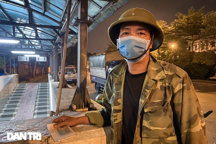 Many Hanoians fined for going out at night without travel permits - 6 Many Hanoians fined for going out at night without travel permits - 6