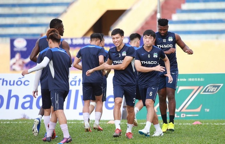 Football resumes after virus outbreak - 1