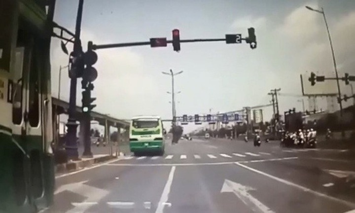 Reckless bus driver nearly causes deadly accident - 1