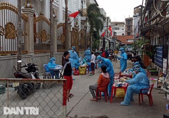 HCMC suspends non-essential services following new virus outbreaks - 1