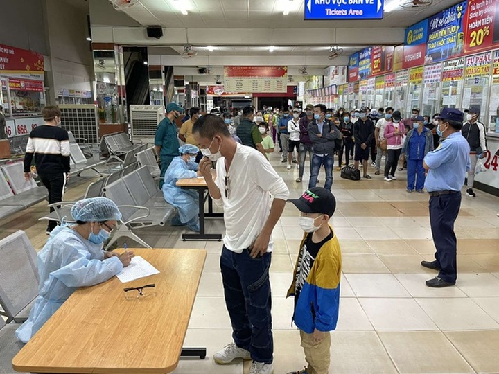 HCM City expands testing to find more community cases - 1