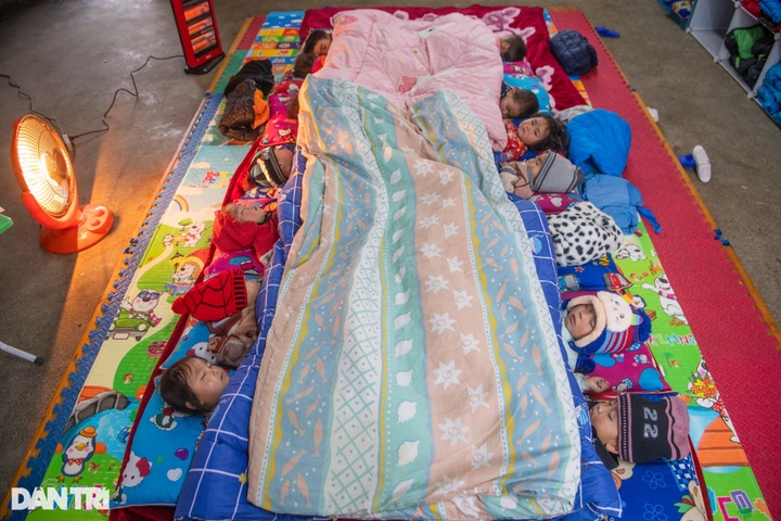 School on Lao Cai mountain struggles with cold front - 6