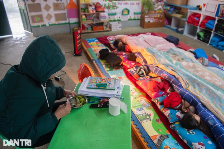 School on Lao Cai mountain struggles with cold front - 5