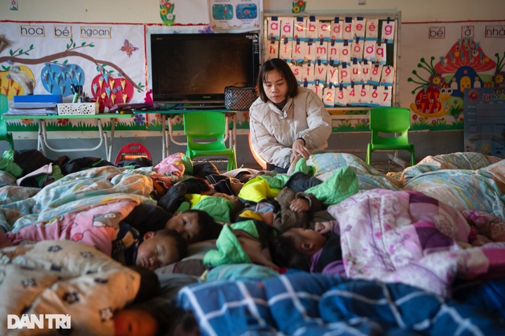 School on Lao Cai mountain struggles with cold front - 4