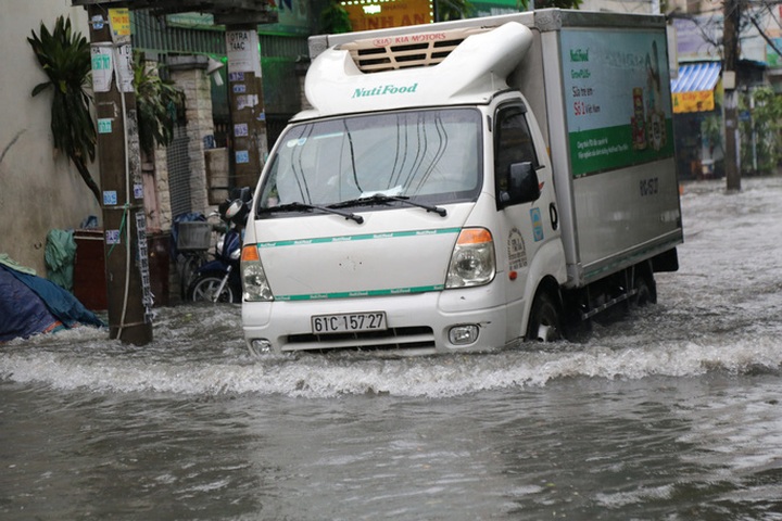 HCM City continues facing flooding - 3