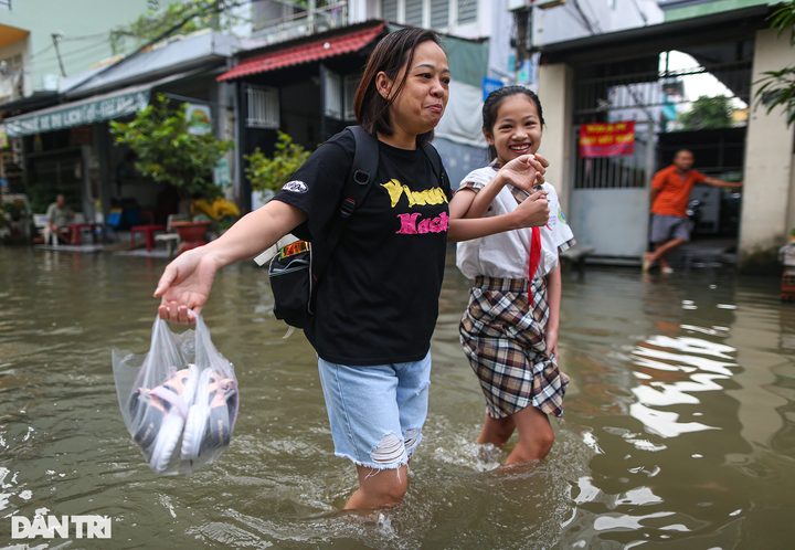 High tides continues disrupting HCM City - 5 High tides continues disrupting HCM City - 5