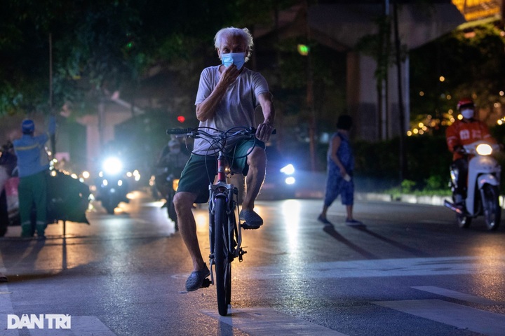 Hanoi street lacks lighting for a decade - 5 Hanoi street lacks lighting for a decade - 5
