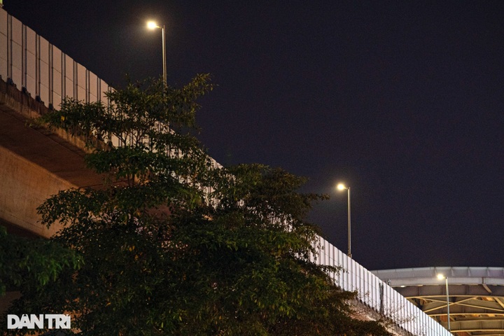 Hanoi street lacks lighting for a decade - 8 Hanoi street lacks lighting for a decade - 8