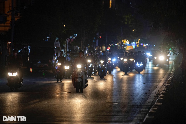 Hanoi street lacks lighting for a decade - 3 Hanoi street lacks lighting for a decade - 3