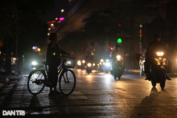 Hanoi street lacks lighting for a decade - 6 Hanoi street lacks lighting for a decade - 6