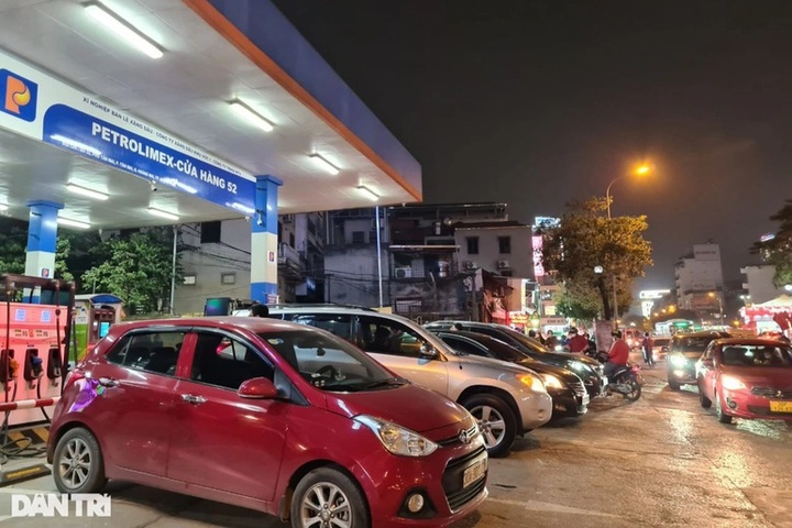 Hanoians rush to buy petrol due to impending price rise - 8
