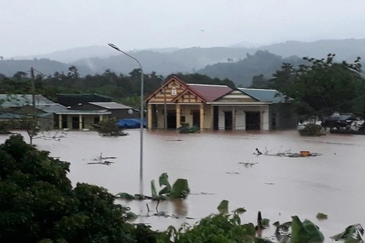 Heavy rains to ravage central Vietnam until the weekend - 1