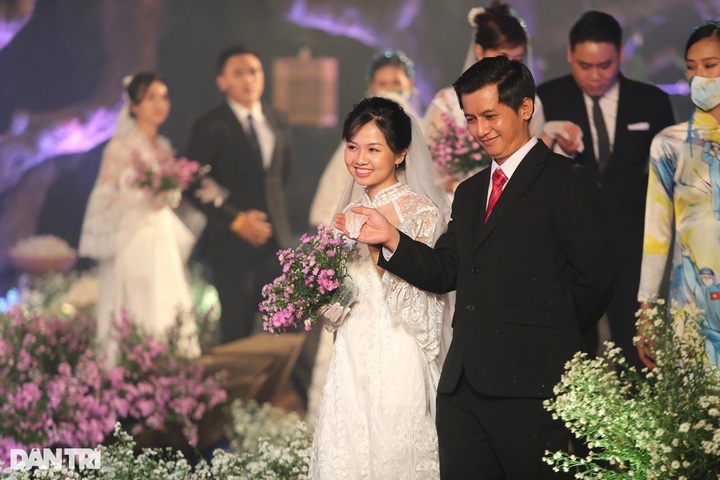 Mass wedding held for HCM City hospital’s couples - 13