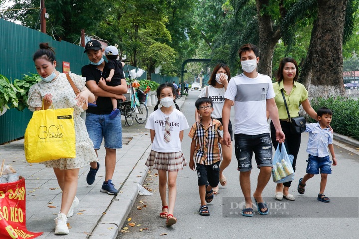 Hanoi, HCM City parks crowded on International Children’s Day - 1