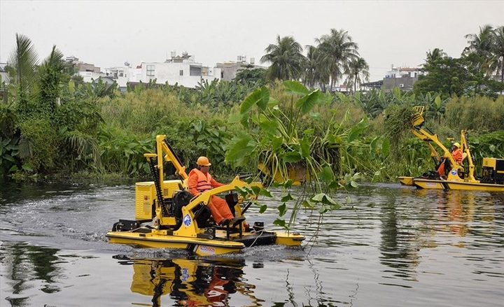 HCM City pilots river litter collecting system - 1