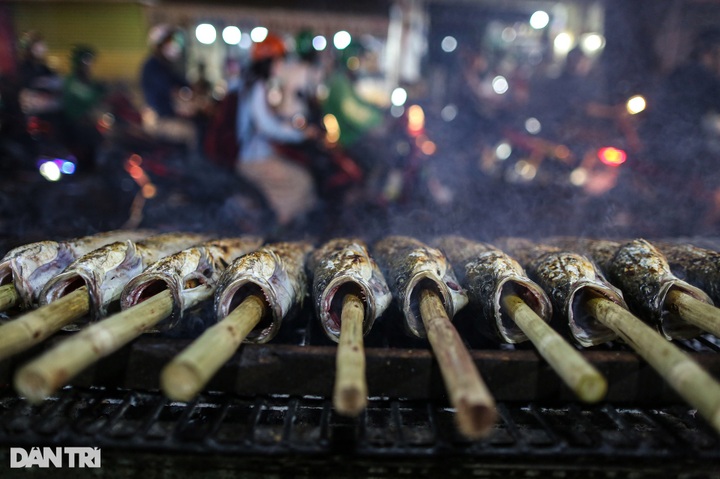 Grilled snakehead fish street busy for God of Wealth Day - 8 Grilled snakehead fish street busy for God of Wealth Day - 8