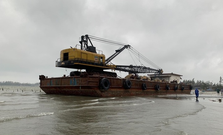 Barges drift freely off Quang Tri coast, posing risks - 2