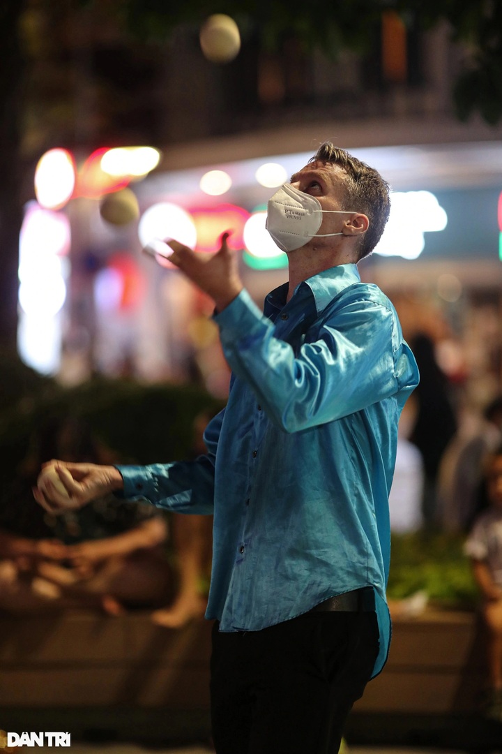 Crowds flock to central HCM City to welcome New Year - 7