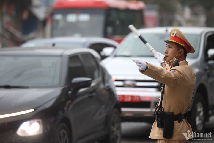 Hanoi police struggle with Tet traffic jams - 6