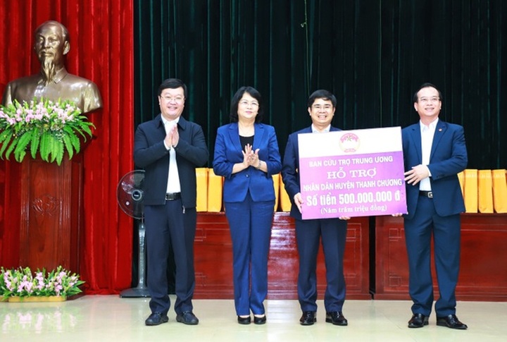 Vice state president visits Nghe An flood victims - 2 Vice state president visits Nghe An flood victims - 2