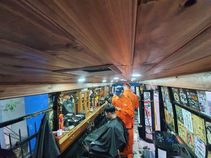 Young people support HCM City students with barber bus - 5