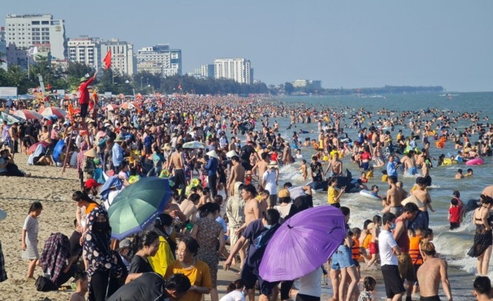 Large crowds at tourist destinations despite Covid-19 threat - 7