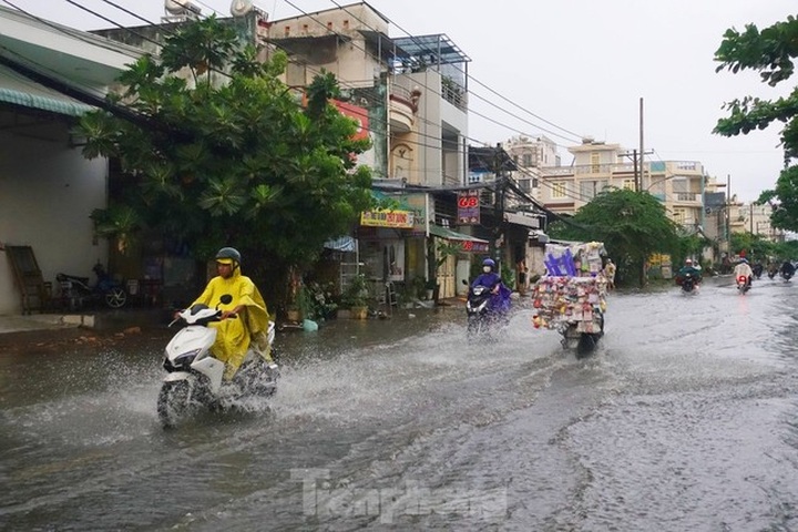 Rain forecasted to cool HCM City this week - 1