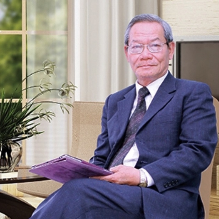 Man charters flights for hundreds to get home from HCM City - 1