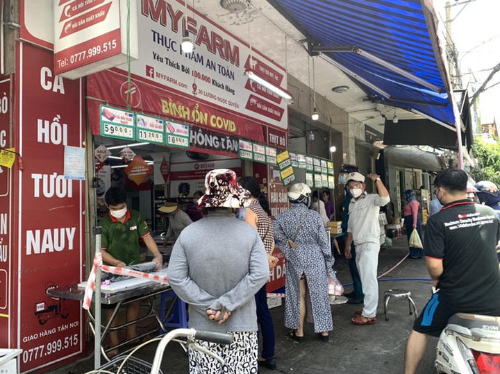 Residents flock to supermarkets as social distancing tightens in Danang - 5 Residents flock to supermarkets as social distancing tightens in Danang - 5