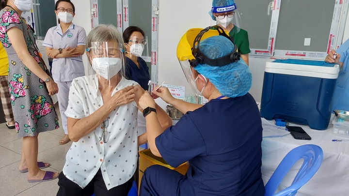 HCM City wants to buy six more million doses of Covid-19 vaccine - 1