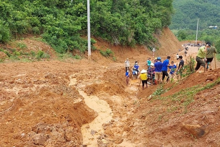 Serious flooding isolates residential areas in Binh Dinh - 3