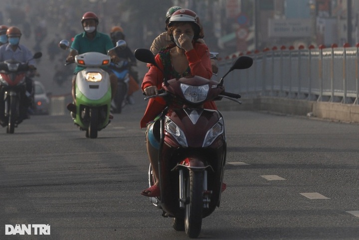 Thick smog covers HCM City streets - 2 Thick smog covers HCM City streets - 2