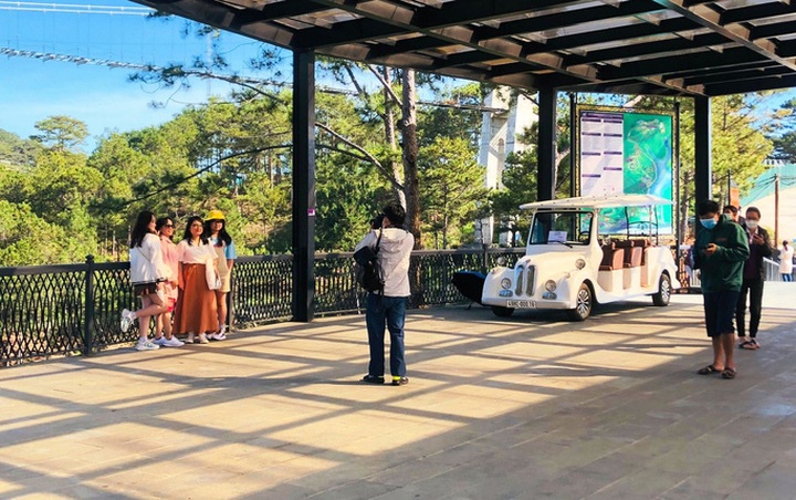 Crowds flock to tourist sites during Tet - 1